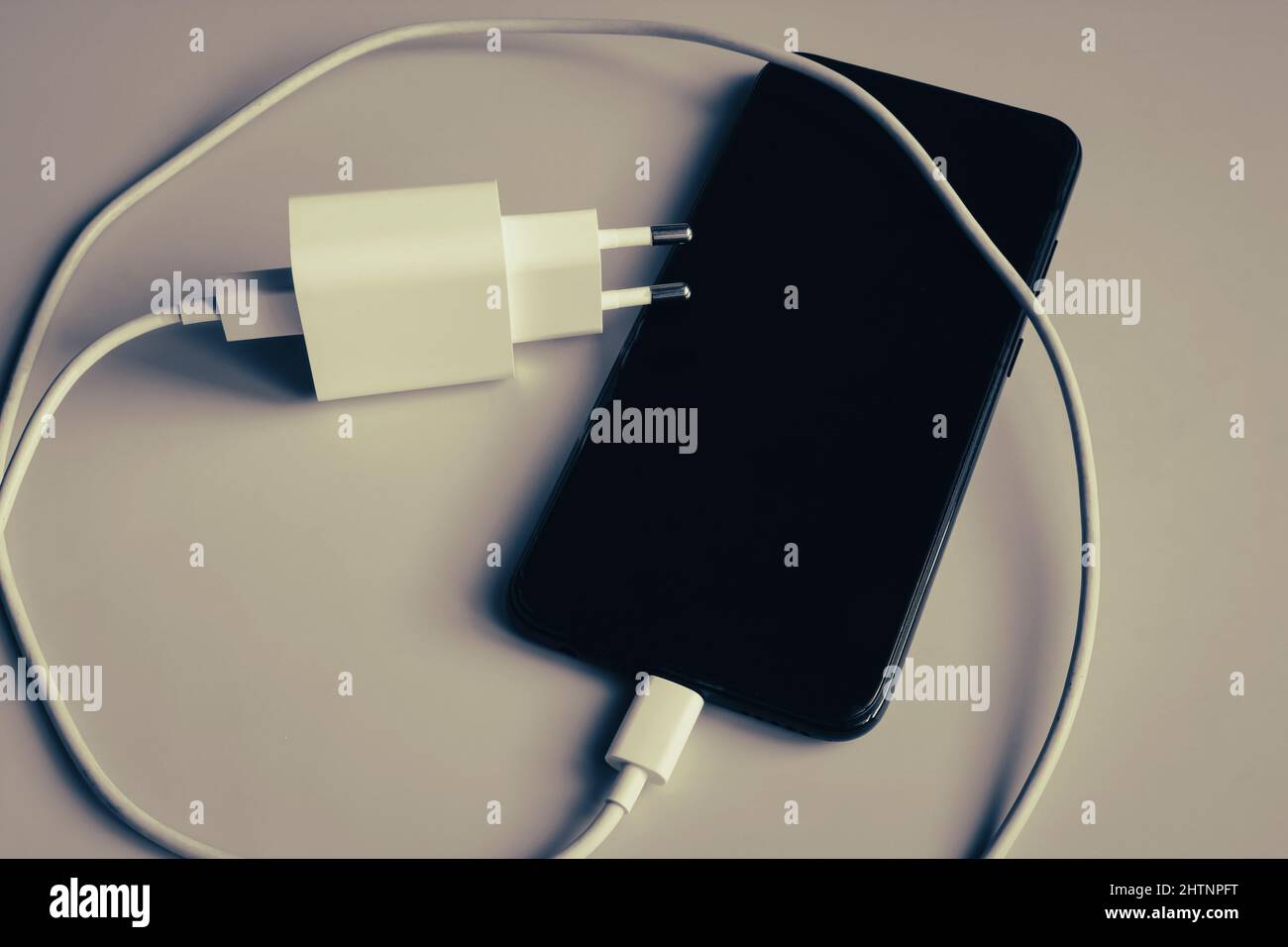 Ladegerät mit USB-Kabel Typ C und Smartphone im Grunge-Stil Stockfoto