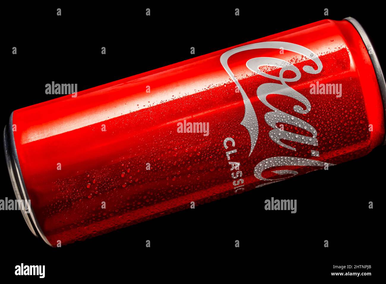 Coca-Cola 330ml AluminiumDose mit Wassertropfen auf schwarzem Hintergrund. Ein klassisches Süßgetränk für alle Zeiten. Russland, Krasnodar, 15. Dezember 2021 Stockfoto