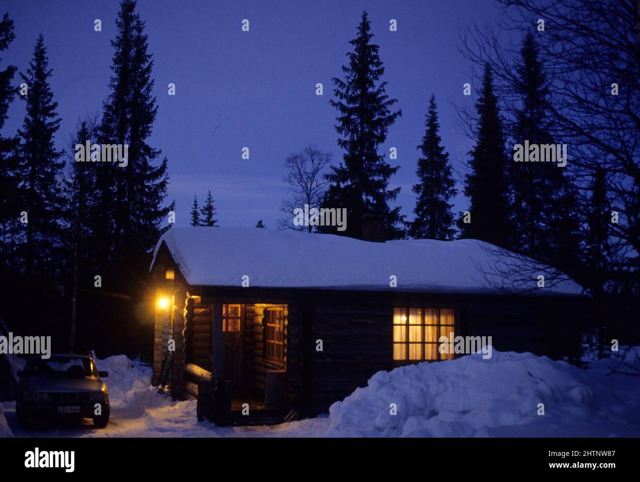 Winter lappland Winter Sonnenuntergang süßes Haus kalt draußen Holz Chalet Dämmerung Stockfoto