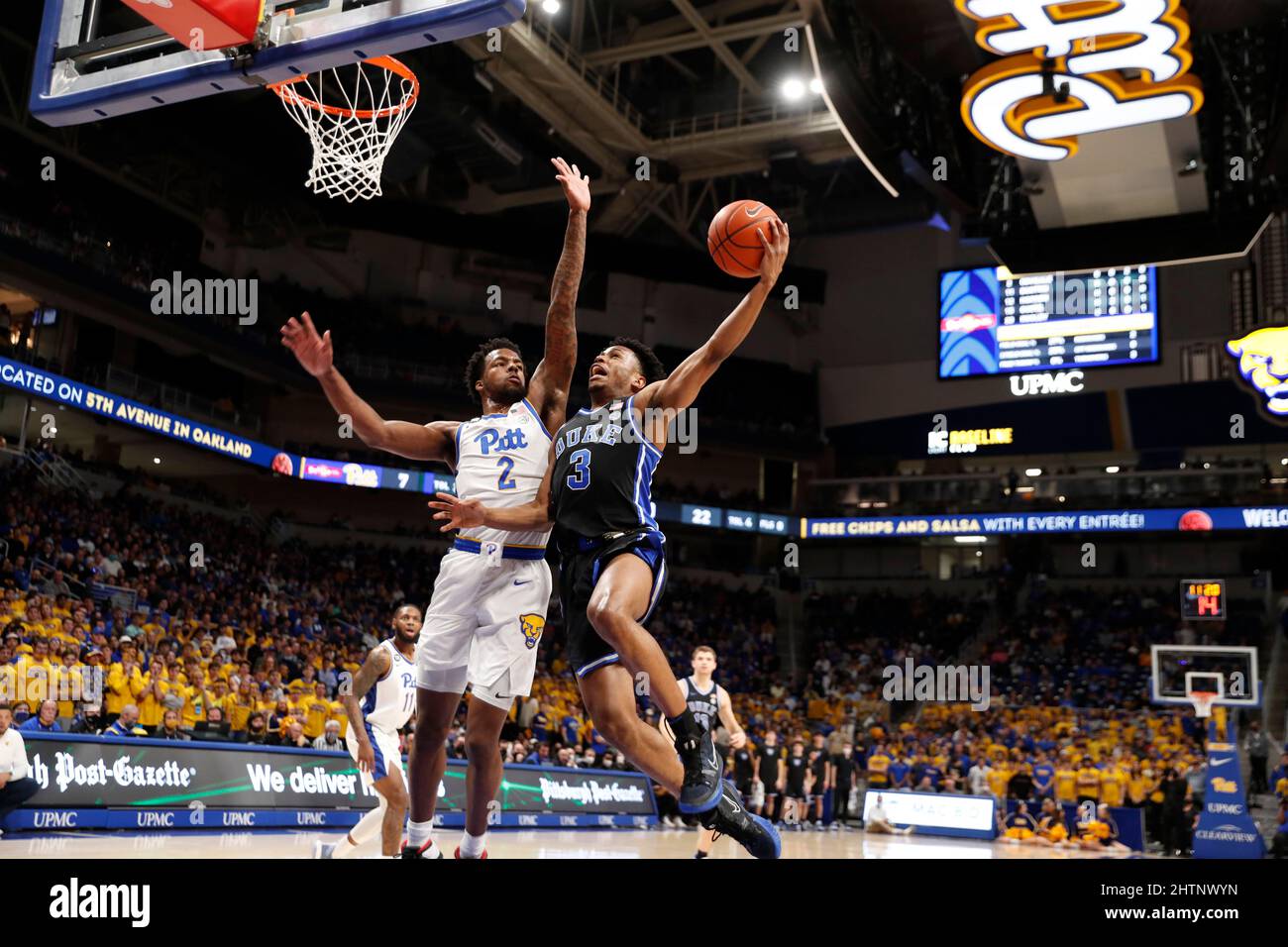 Pittsburgh, PA - 1. MÄRZ: Jeremy Roach (3), der Garant der Duke Blue Devils, erschießt am 1. März 2022 im Petersen Events Center in Pittsburgh, Pennsylvania, gegen Femi Odukale der Pittsburgh Panthers (2). (Foto von Brian Spurlock/Image of Sport) Stockfoto