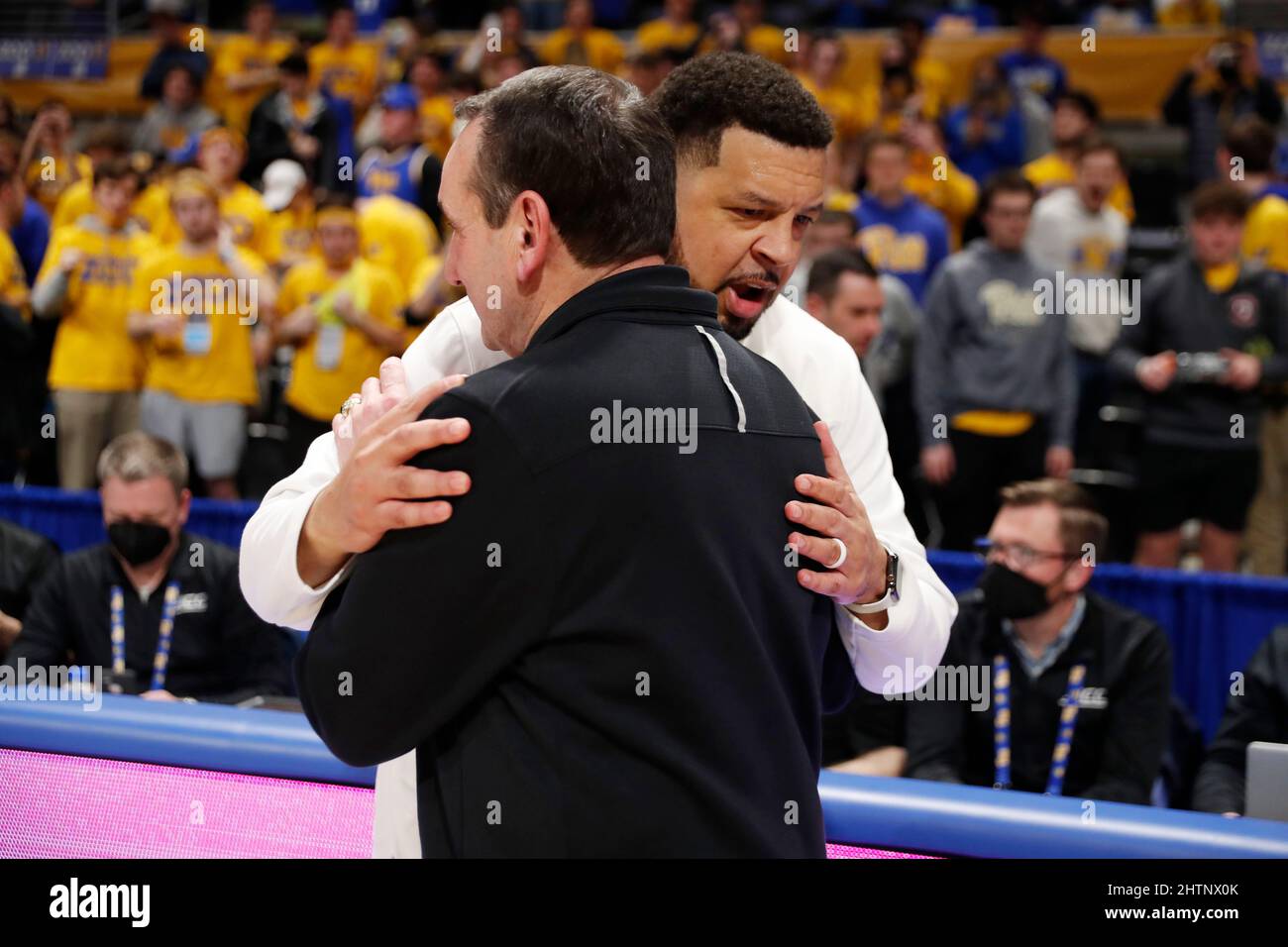 Pittsburgh, PA - 1. MÄRZ 2022: Pittsburgh Panthers Coach Jeff Capel schüttelt sich nach dem Spiel mit Mike Krzyzewski, dem Trainer der Duke Blue Devils, die Hände im Petersen Events Center in Pittsburgh, Pennsylvania. (Foto von Brian Spurlock/Image of Sport) Stockfoto