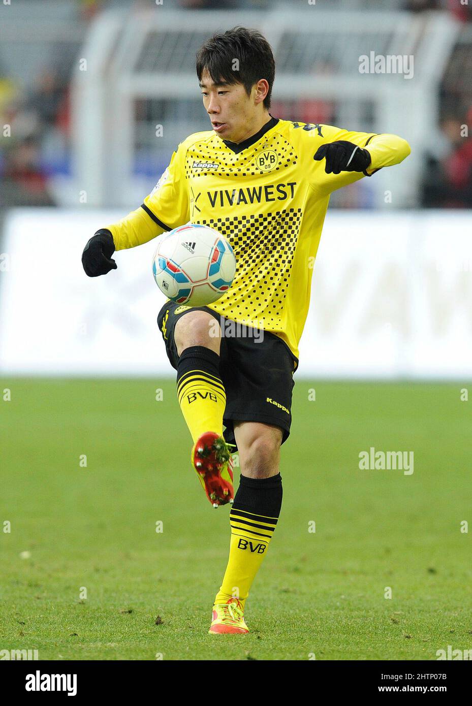 Dortmund, Deutschland. 11. Feb, 2012. firo Fuvuball, Fußball, 02/11/2012 1. Bundesliga, Saison 2011/2012 BVB Borussia Dortmund - Bayer 04 Leverkusen 1:0 Einzelaktion, Shinji Kagawa, BVB, ganze Figur Kredit: dpa/Alamy Live News Stockfoto