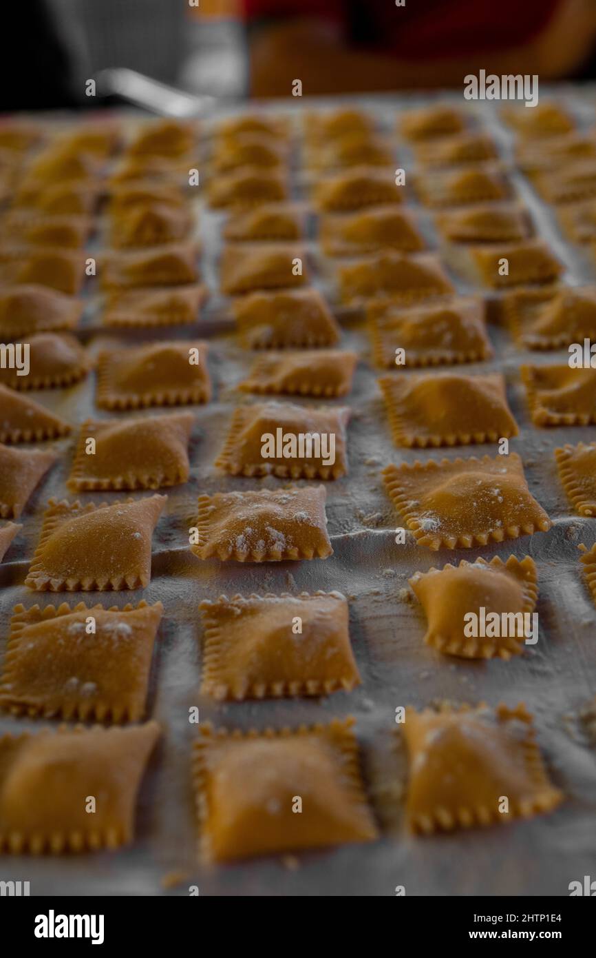 Eine vertikale Aufnahme frisch gemachter Ravioli Stockfoto