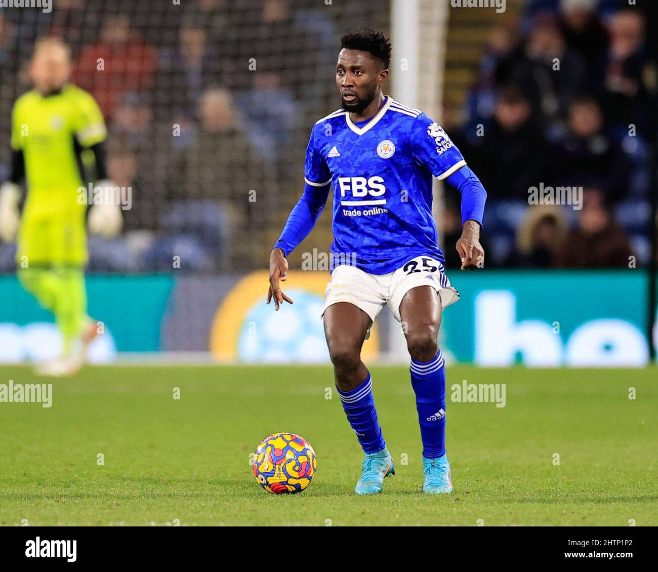 Wilfred Ndidi #25 von Leicester City steuert den Ball Stockfoto