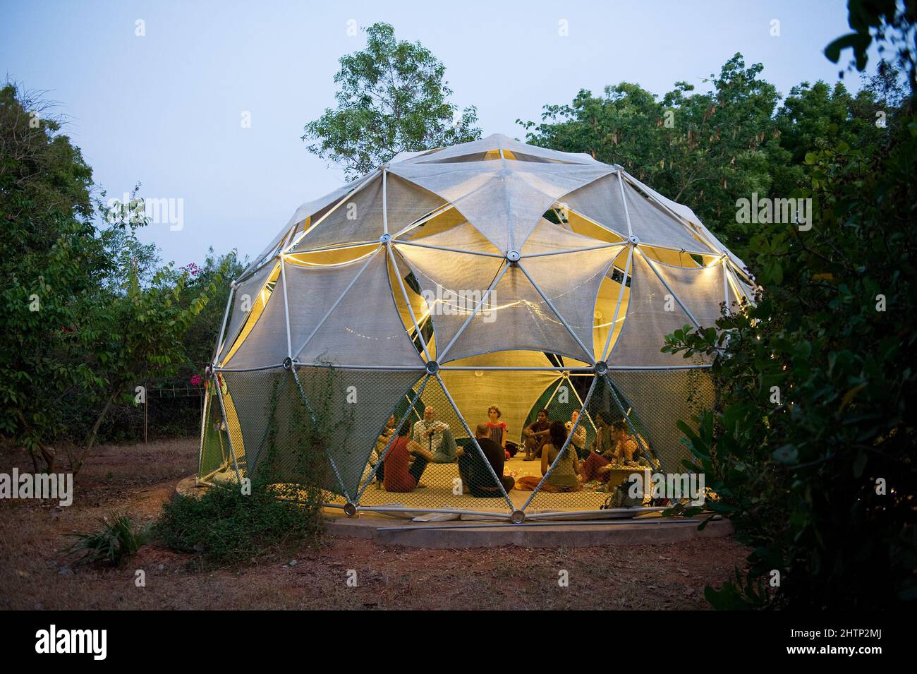 Auroville, Indien - April 2016: Eine experimentelle, abnehmbare Struktur als Begegnungsraum. Stockfoto