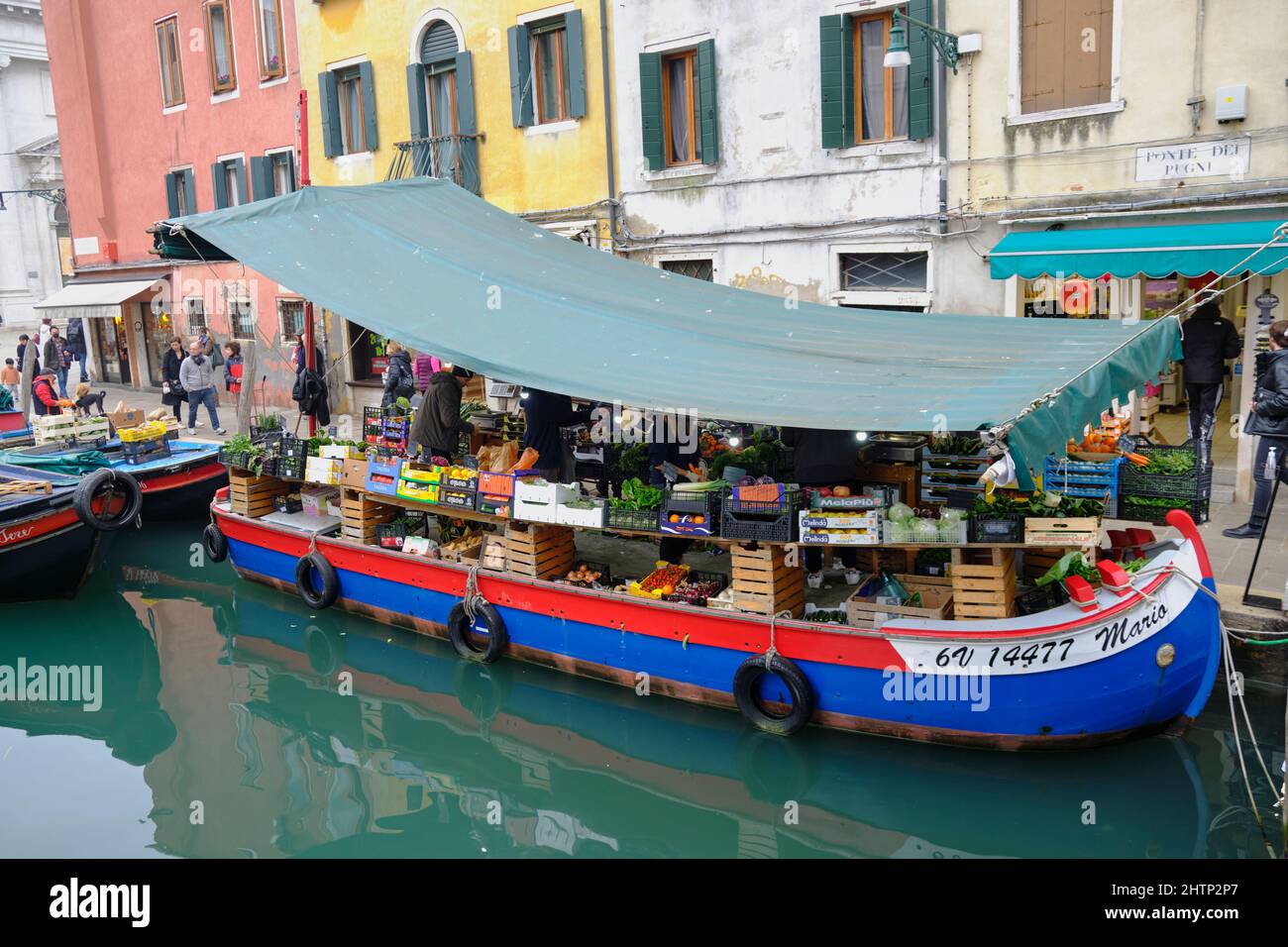 Obst- und Gemüsestände auf einem Lastkahn im Kanal von Venedig im Winter Stockfoto