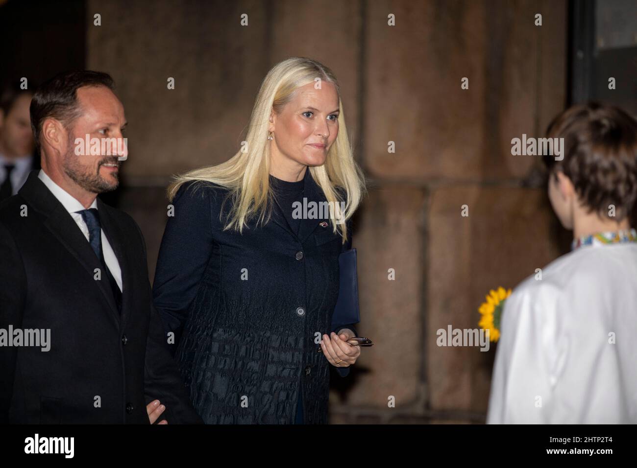 OSLO, NORWEGEN 20220301.Kronprinz Haakon und Kronprinzessin Mette-Marit nehmen an einem Friedensgottesdienst in der Trinity Church mit Gebeten für die Ukraine Teil. Foto: Tom Hansen / NTB Stockfoto