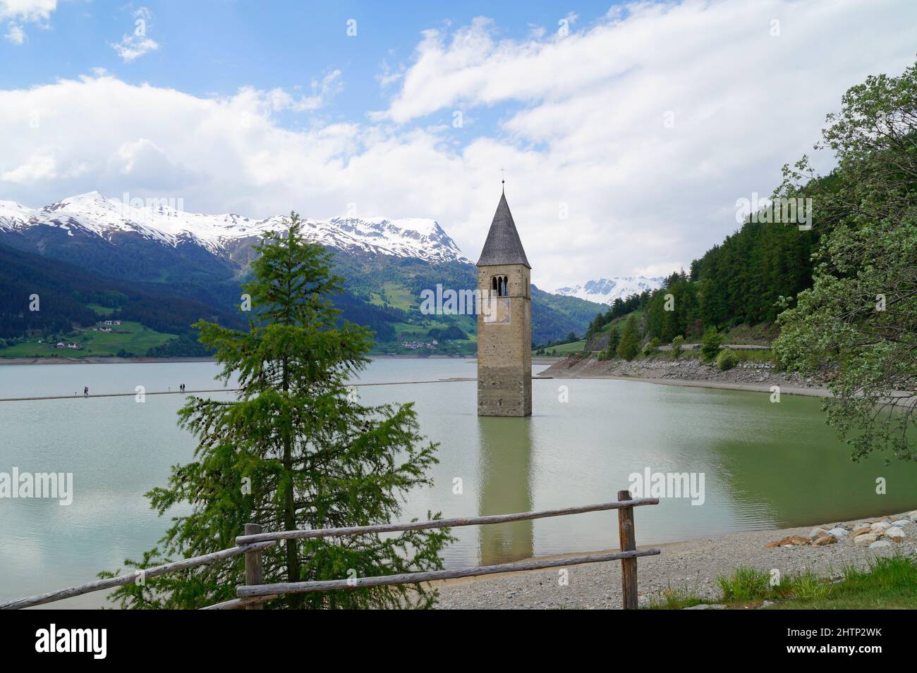 Malerischer Blick auf den Reschensee und den versunkenen Kirchturm des Reschsees im Graun (Vinschgau, Südtirol, Italien) Stockfoto