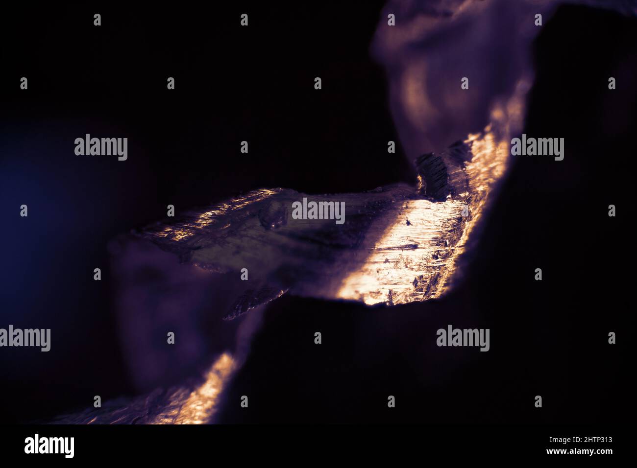 Extremes Makro aus Aluminiumschrott vor schwarzem Hintergrund Stockfoto