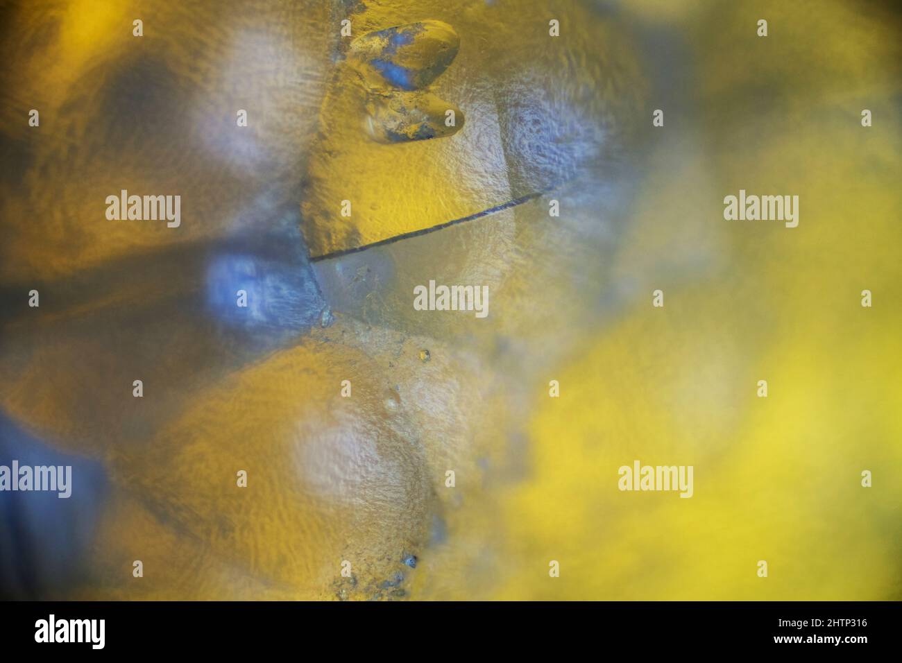 Extremes Makro aus gelbem und blauem Achatmineral Stockfoto