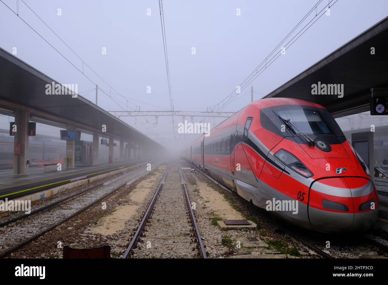 Bahnsteig am nebligen Tag in venedig Stockfoto