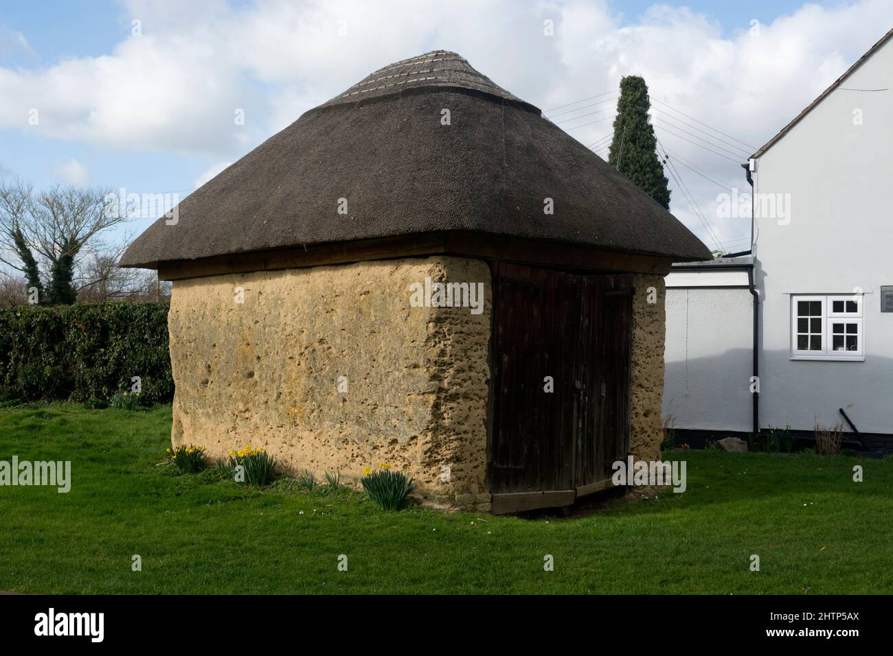 The Cob, reetgedeckte Gebäude auf dem grünen, Newbold-on-Stour, Warwickshire, England, Großbritannien Stockfoto