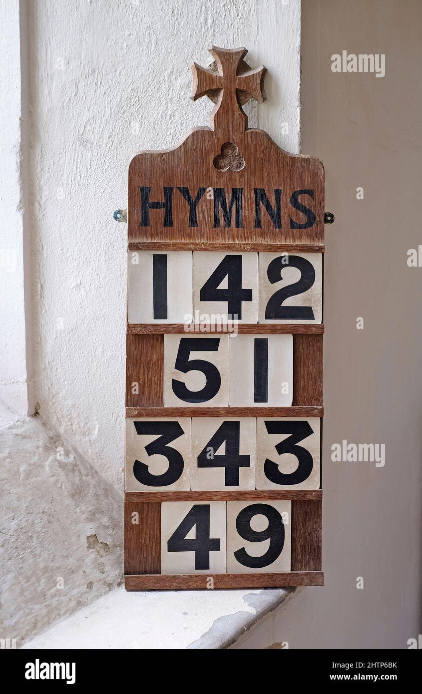 Hymnenzahlen auf Holztafel im christlichen Kircheninneren, norfolk, england Stockfoto