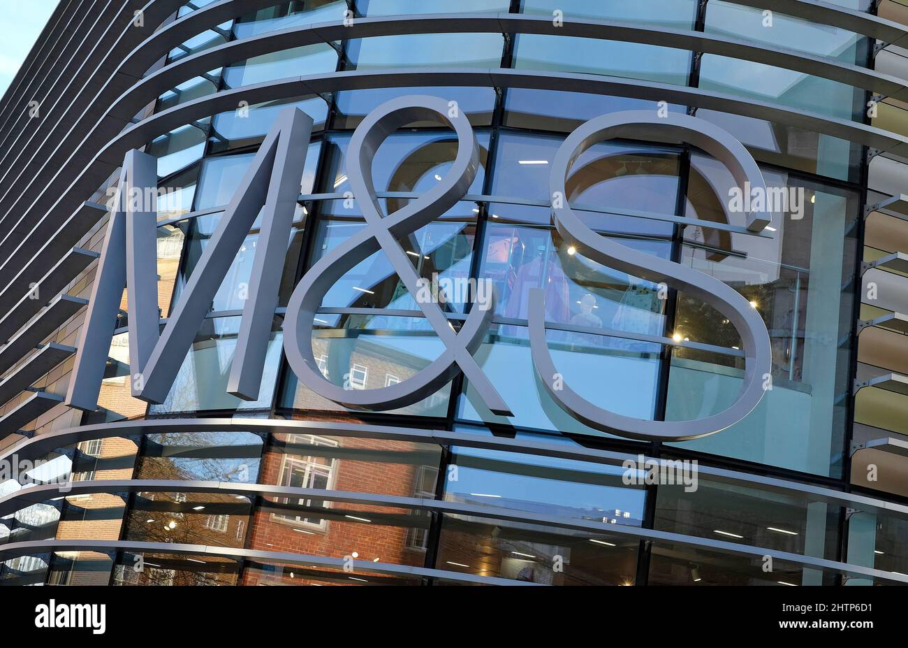 M&S-Logo auf der Außenseite der Ladenfront, norwich, norfolk, england Stockfoto
