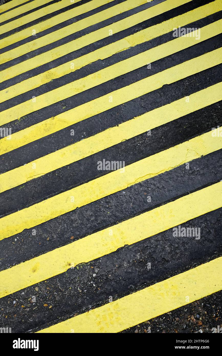 Gelb gestrichene Streifen auf Betonstufen Stockfoto