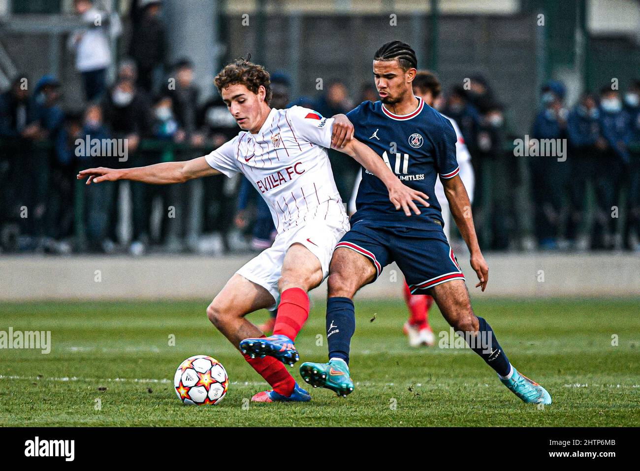 Saint-Germain-en-Laye, Frankreich. Am 1. März 2022 haben Manuel Xeno Sebastian vom FC Sevilla und Warren Zaire-Emery von PSG während der UEFA Youth League (U19), einer Runde von 16 Fußballspielen zwischen Paris Saint-Germain (PSG) und dem FC Sevilla (Juvenil A) am 1. März 2022 im Georges Lefevre-Stadion in Saint-Germain-en-Laye, Frankreich, gespielt. Foto von Victor Joly/ABACAPRESS.COM Stockfoto