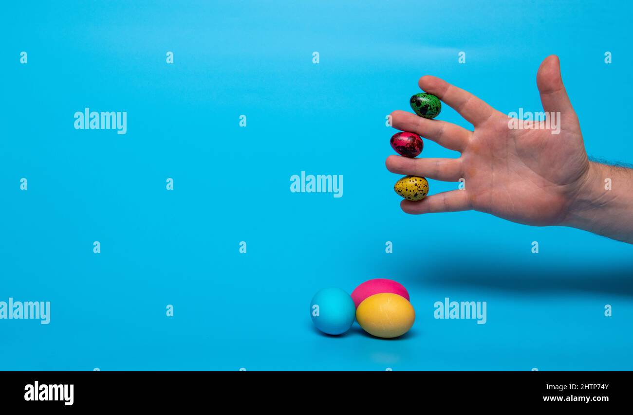 Ostereier und Finger mit Wachteleiern Stockfoto