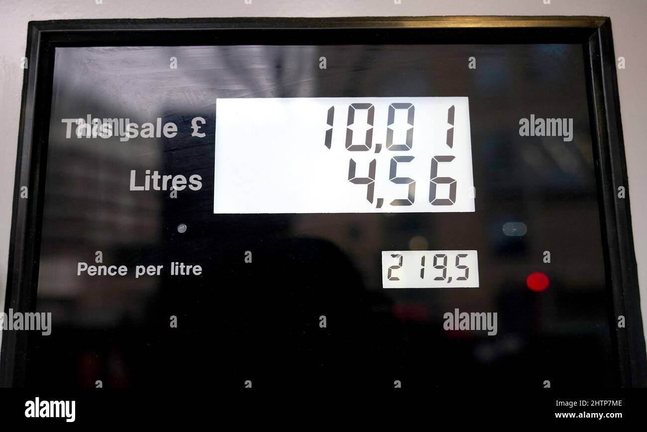 Die Kraftstoffpreise werden an einer Pumpe an der Gulf, Chelsea Cloisters Service Station in Chelsea, London, angezeigt. Die Kraftstoffpreise haben ein neues Rekordhoch erreicht, da die Ölpreise aufgrund der russischen Invasion in der Ukraine in die Höhe steigen. Bilddatum: Mittwoch, 2. März 2022. Stockfoto