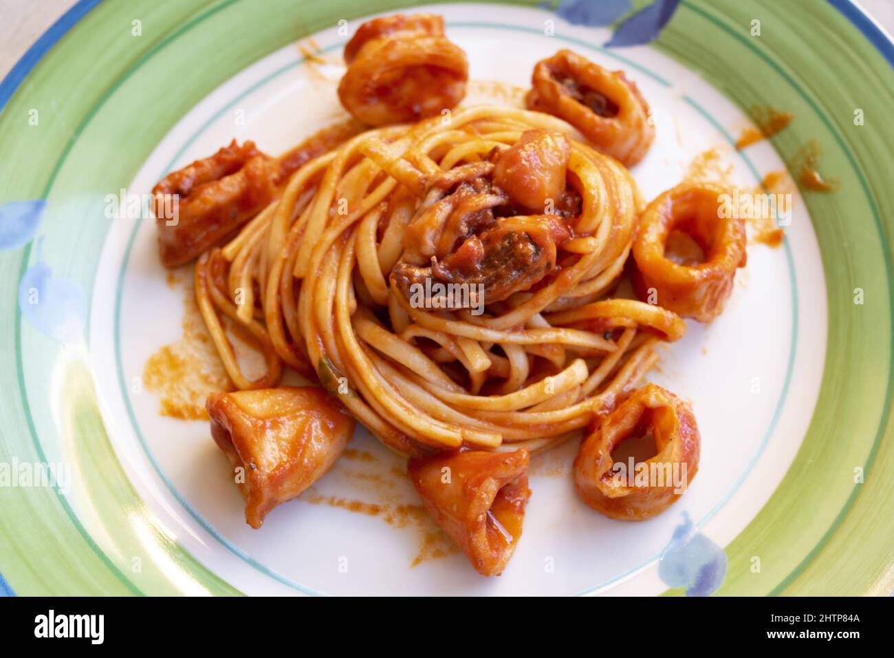 Linguine mit Tintenfischring Sauce aus Tomatenmark Stockfoto