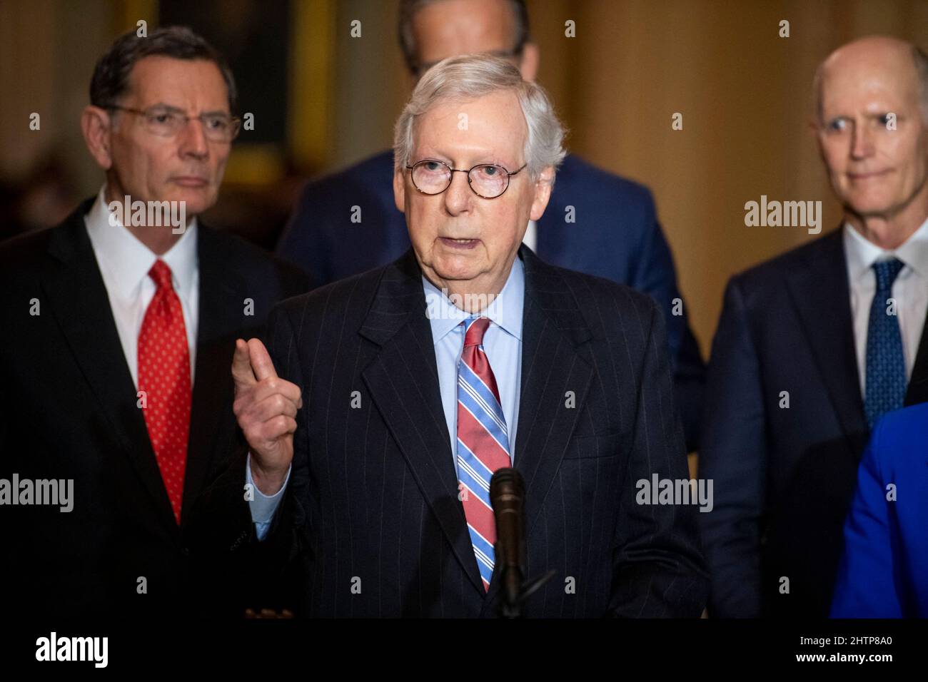 Mitch McConnell (Republikaner von Kentucky), der Minderheitsführer des US-Senats, hält im Anschluss an das politische Mittagessen der Republikaner im US-Kapitol in Washington, DC, USA, am Dienstag, den 1. März, 2022. Foto von Rod Lampey/CNP/ABACAPRESS.COM Stockfoto