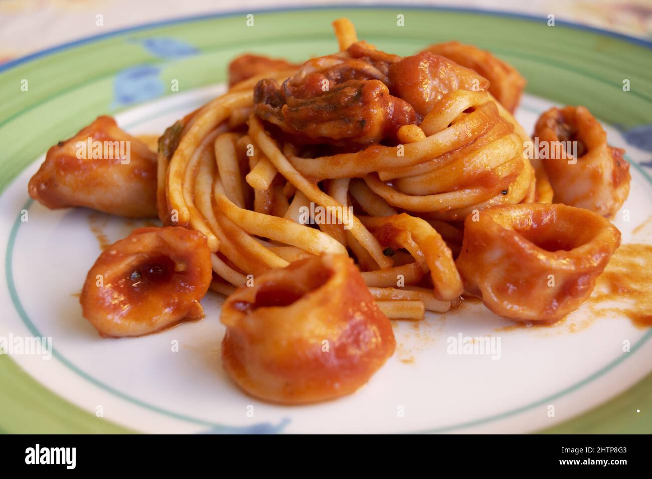 Linguine mit Tintenfischring Sauce aus Tomatenmark Stockfoto