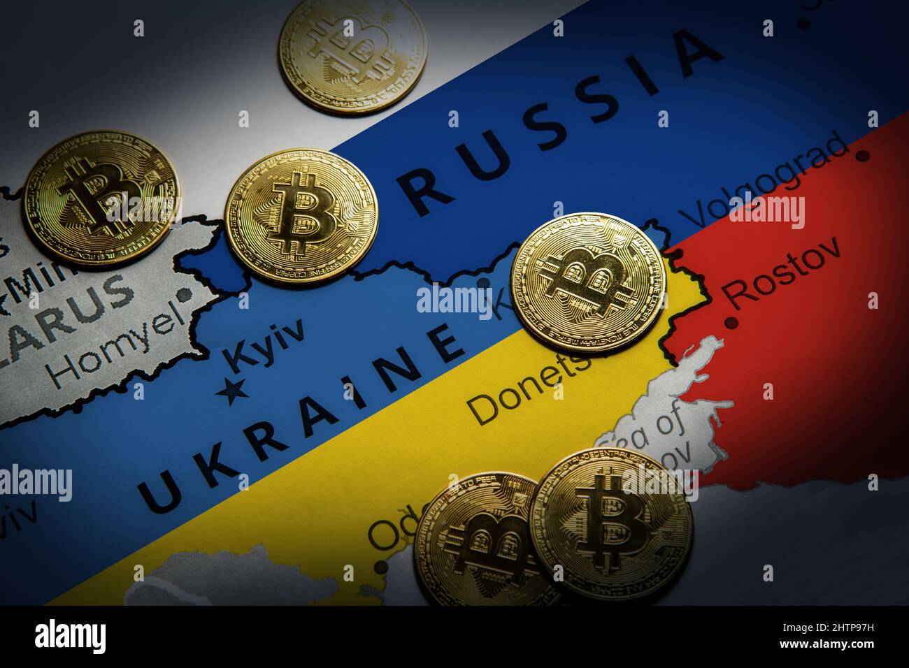 Kryptowährung, die auf der Landkarte von Russland und der Ukraine steht. Konzept der Vorsorge gegen finanzielle Sanktionen Stockfoto