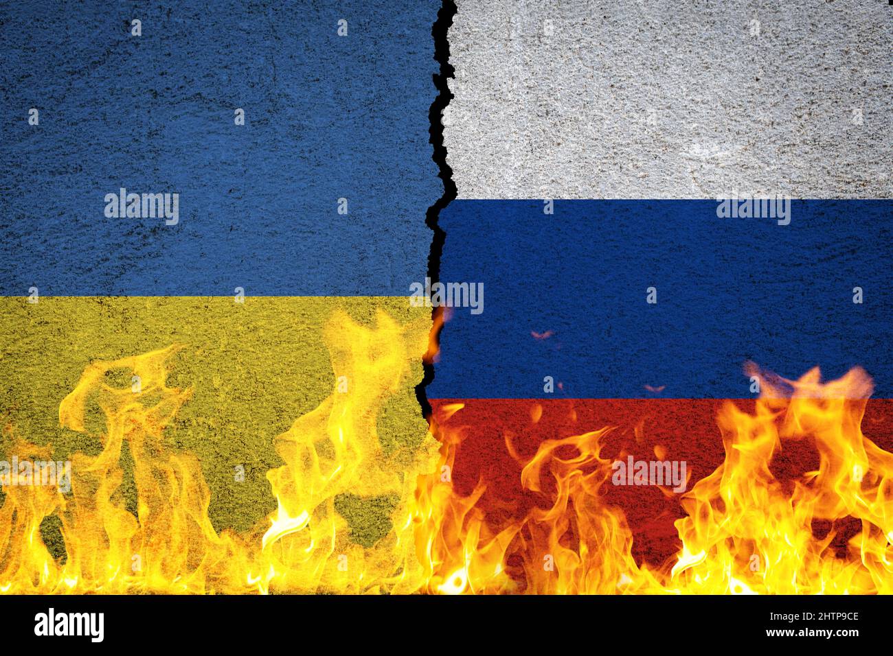 Flaggen der Ukraine und Russlands im Krieg auf der rissigen Wand hinter den Flammen Stockfoto