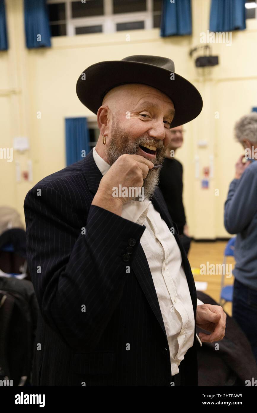 Brighton City Singers mit Chormeister MJ Paranzino in Hove, East Sussex, Großbritannien Stockfoto