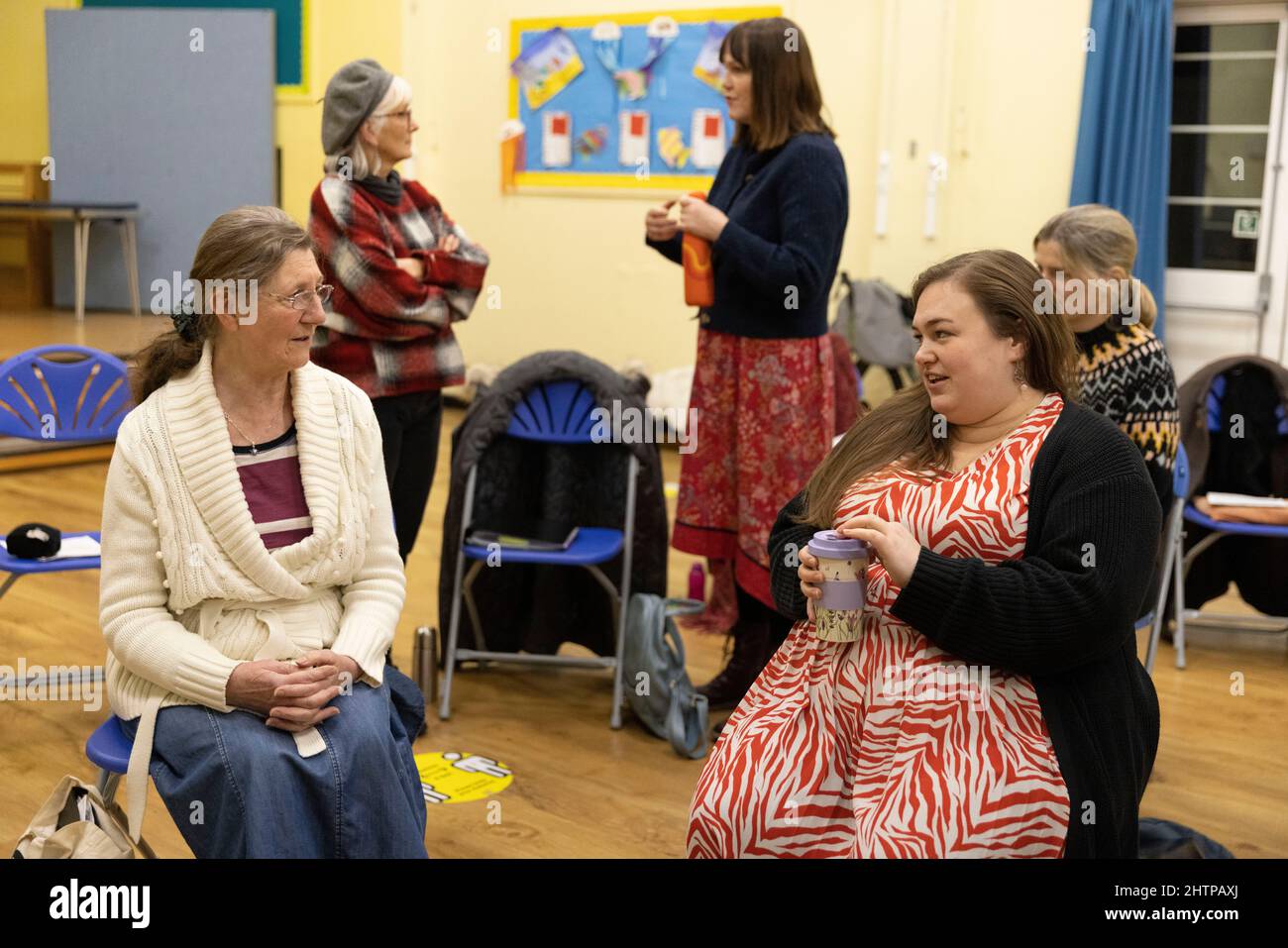 Brighton City Singers mit Chormeister MJ Paranzino in Hove, East Sussex, Großbritannien Stockfoto