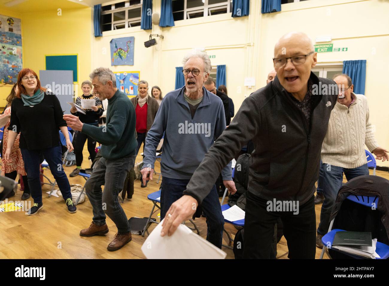 Brighton City Singers mit Chormeister MJ Paranzino in Hove, East Sussex, Großbritannien Stockfoto