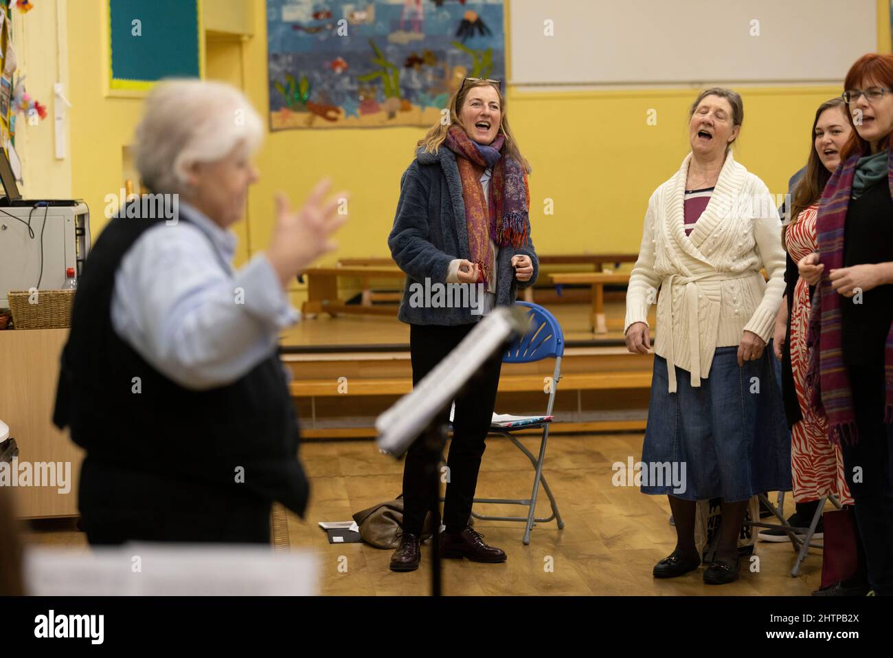 Brighton City Singers mit Chormeister MJ Paranzino in Hove, East Sussex, Großbritannien Stockfoto