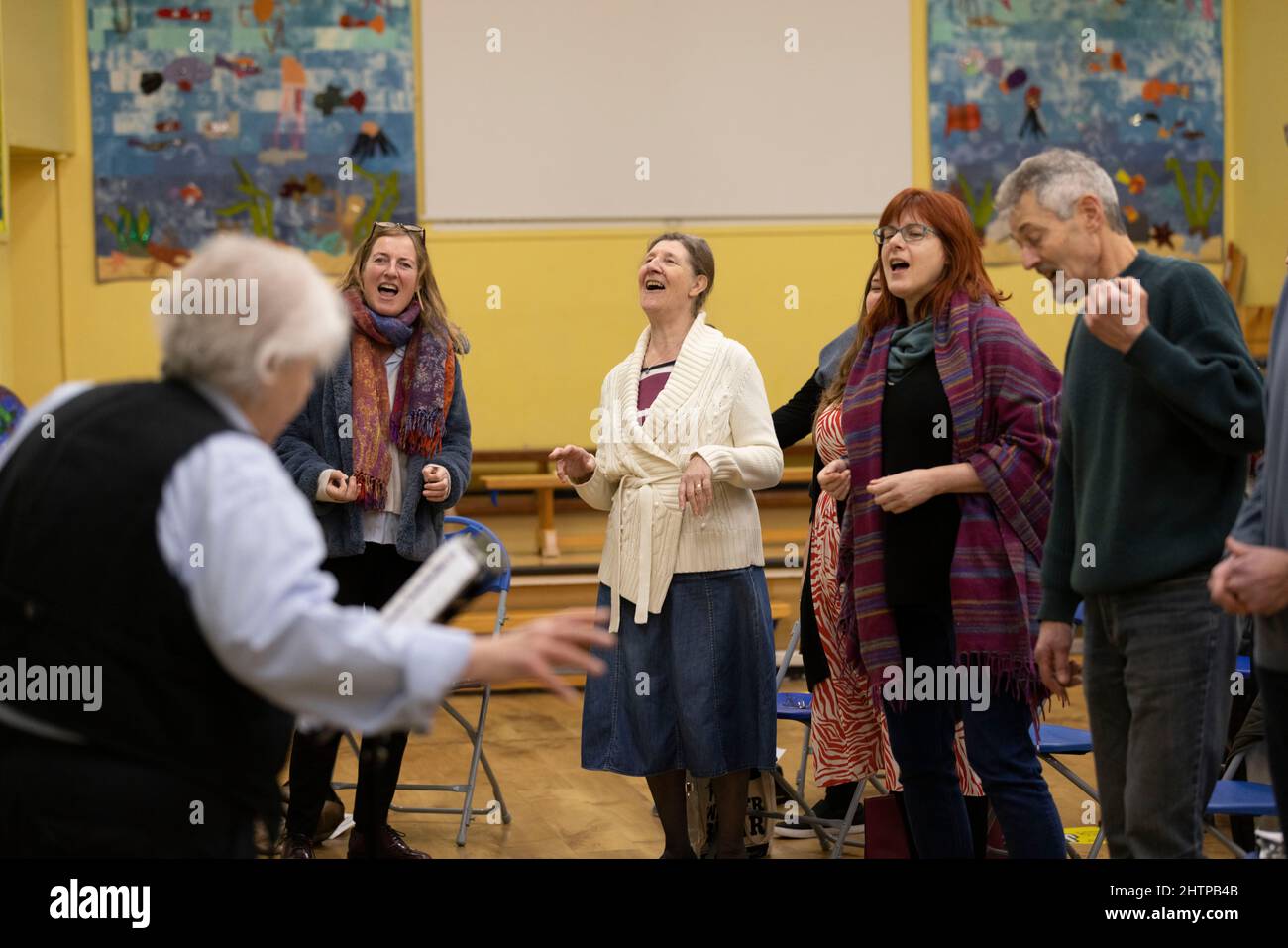 Brighton City Singers mit Chormeister MJ Paranzino in Hove, East Sussex, Großbritannien Stockfoto