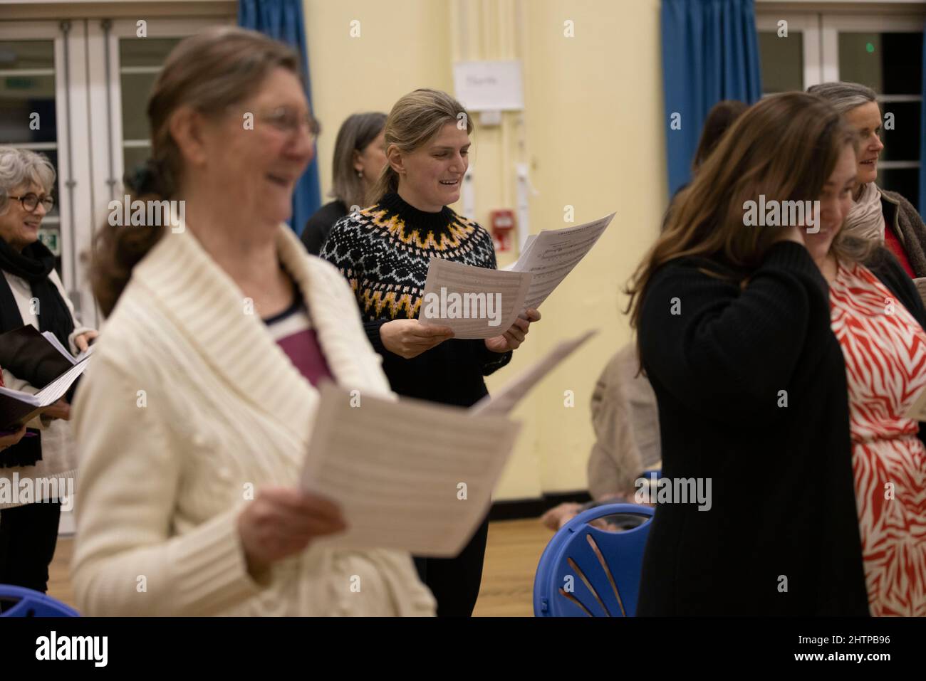 Brighton City Singers mit Chormeister MJ Paranzino in Hove, East Sussex, Großbritannien Stockfoto