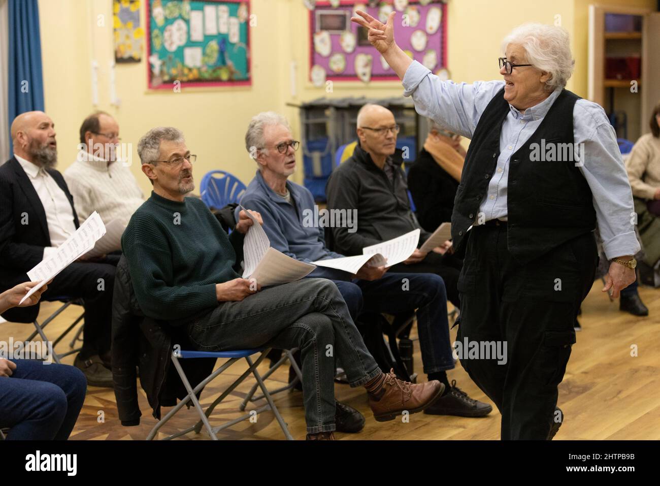 Brighton City Singers mit Chormeister MJ Paranzino in Hove, East Sussex, Großbritannien Stockfoto