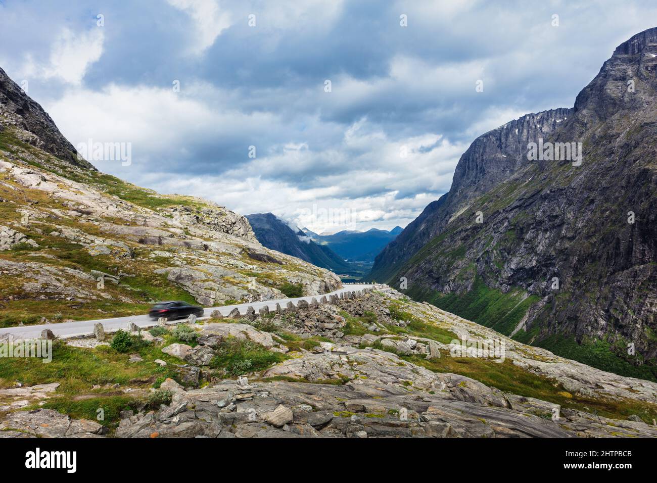 Auto fährt auf einer Bergstraße. Norwegen Stockfoto