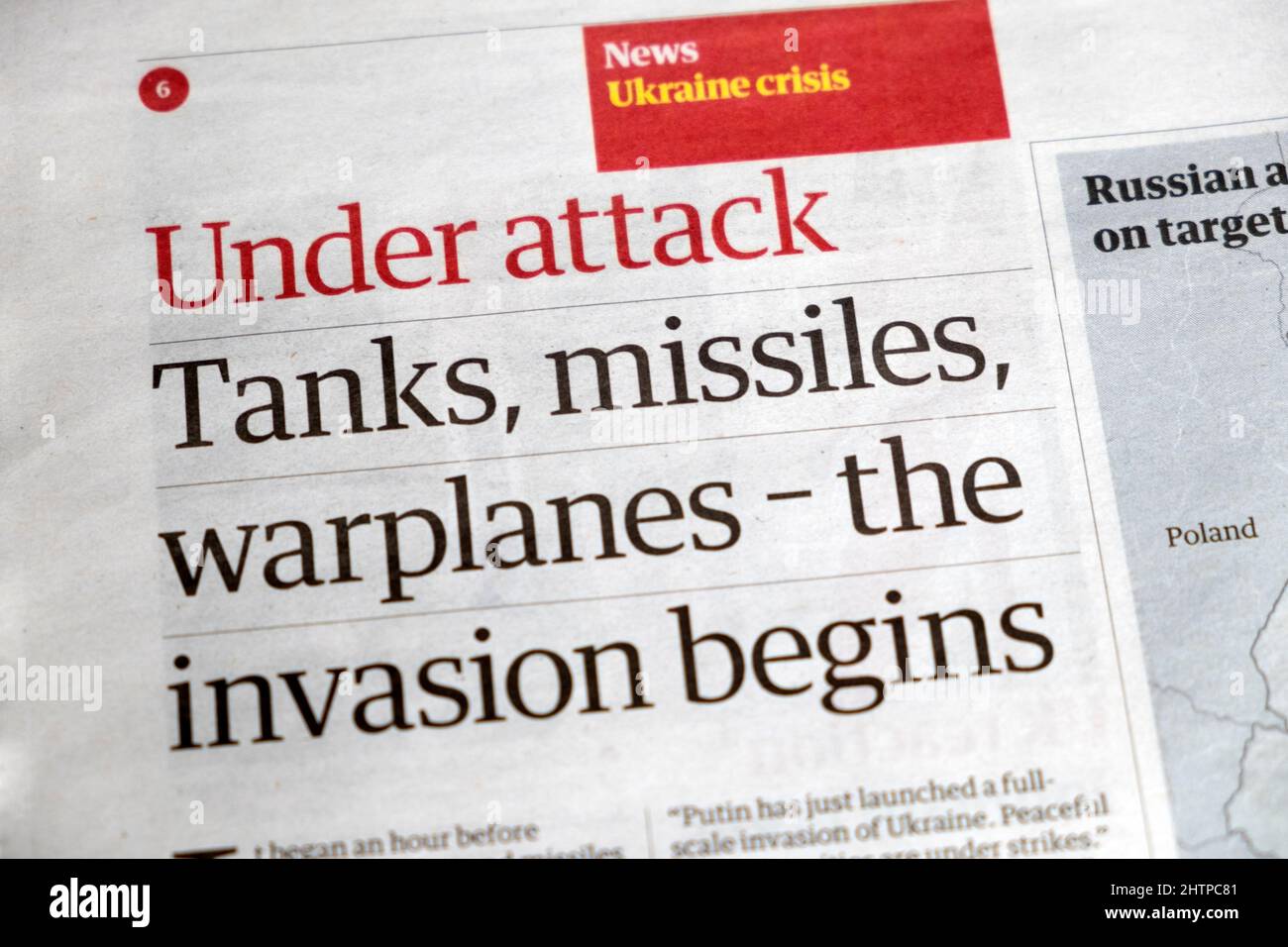 „Unter Beschuss Panzer, Raketen, Kampfflugzeuge – die Invasion beginnt“, titelte die Zeitung Guardian am 25. 25. Februar 2022 in London, Großbritannien, mit der Ukraine-Krise Stockfoto