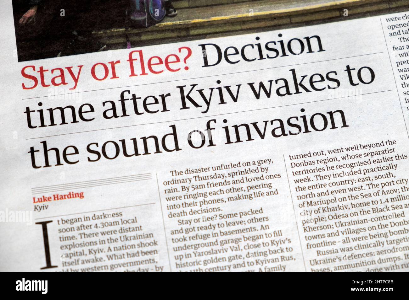 'Bleiben oder fliehen? Entscheidungszeit, nachdem Kiew zum Geräusch der Invasion aufwacht' Headline-Clip der Zeitung Guardian zur Ukraine-Krise 25. Februar 2022 London Großbritannien Stockfoto