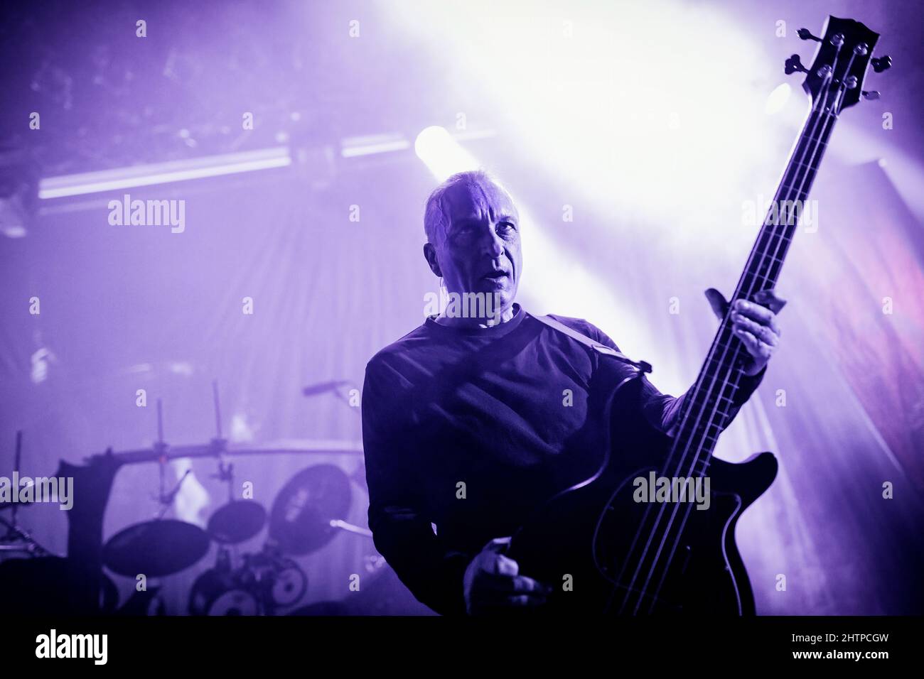 Oslo, Norwegen. 27., Februar 2022. Die norwegische Black Metal Band Mayhem spielt ein Live-Konzert im Rockefeller in Oslo. Hier ist Bassist Necrobutcher live auf der Bühne zu sehen. (Foto: Gonzales Photo - Terje Dokken). Stockfoto