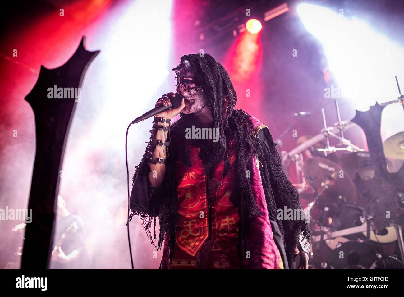 Oslo, Norwegen. 27., Februar 2022. Die norwegische Black Metal Band Mayhem spielt ein Live-Konzert im Rockefeller in Oslo. Hier ist Sänger Attila Csihar live auf der Bühne zu sehen. (Foto: Gonzales Photo - Terje Dokken). Stockfoto