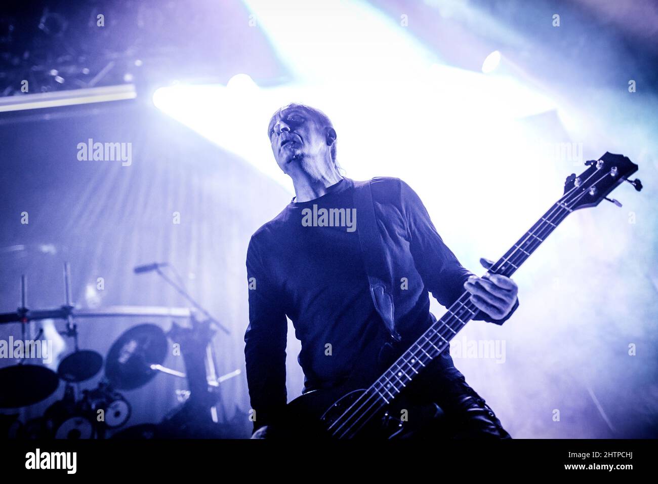 Oslo, Norwegen. 27., Februar 2022. Die norwegische Black Metal Band Mayhem spielt ein Live-Konzert im Rockefeller in Oslo. Hier ist Bassist Necrobutcher live auf der Bühne zu sehen. (Foto: Gonzales Photo - Terje Dokken). Stockfoto