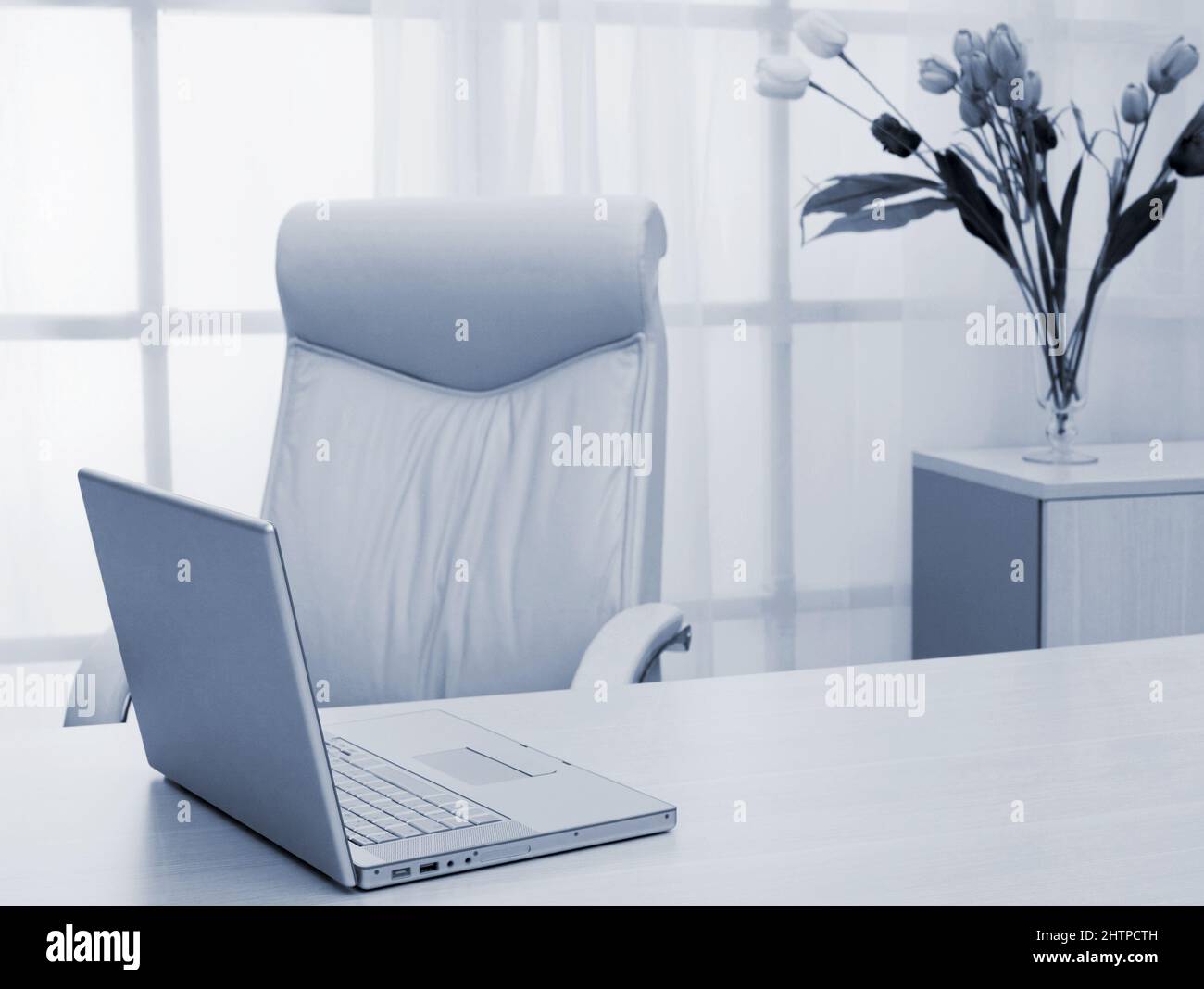 Laptop auf dem Tisch des Direktors im modernen Büro Stockfoto