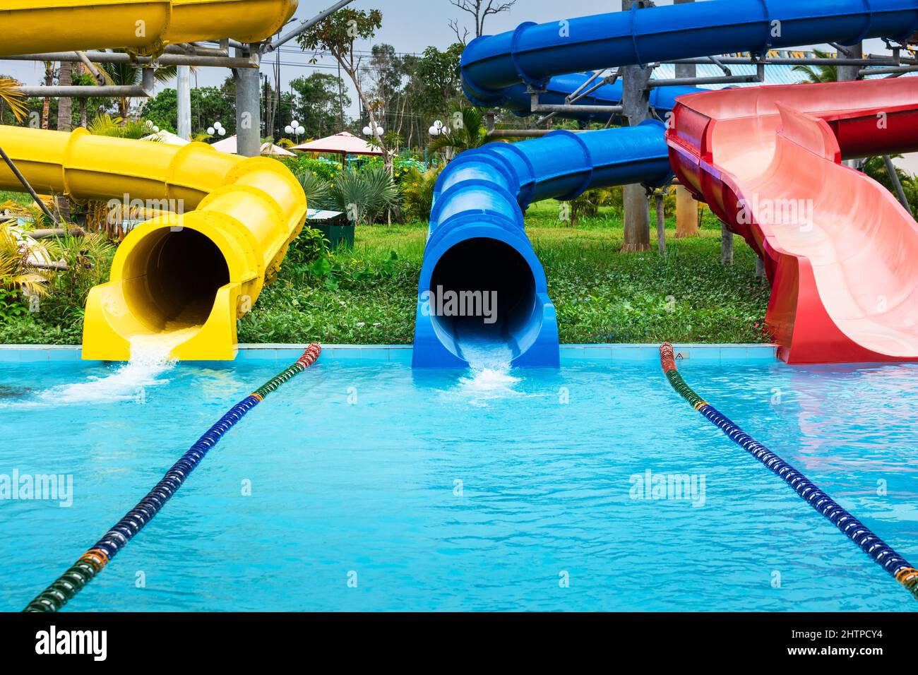 Wasserrutschen in Tropical Aqua Park Stockfoto