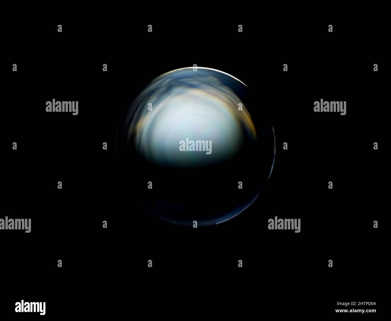 Verschwommenes Bild einer glänzenden Kristallkugel mit abstrakt verschwommenem farbenfrohem Muster. Stockfoto