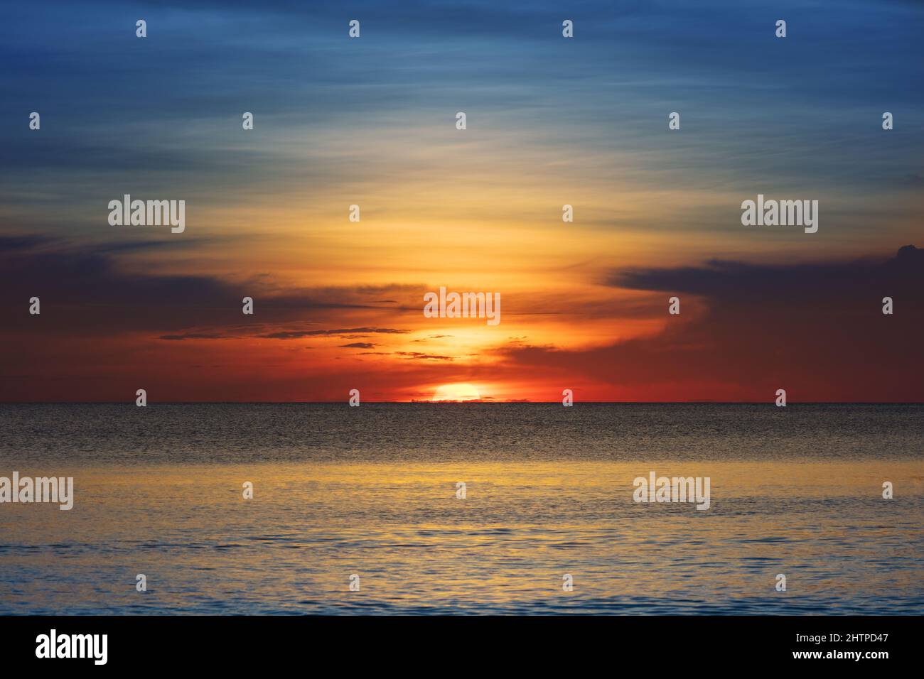 Sonnenuntergang über dem Meer an einem klaren Abend Stockfoto