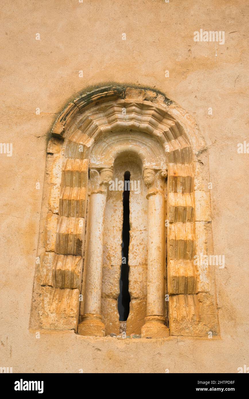 Fenster der Apsis. Kirche Virgen de las Vegas, Requijada, Provinz Segovia, Castilla Leon, Spanien. Stockfoto