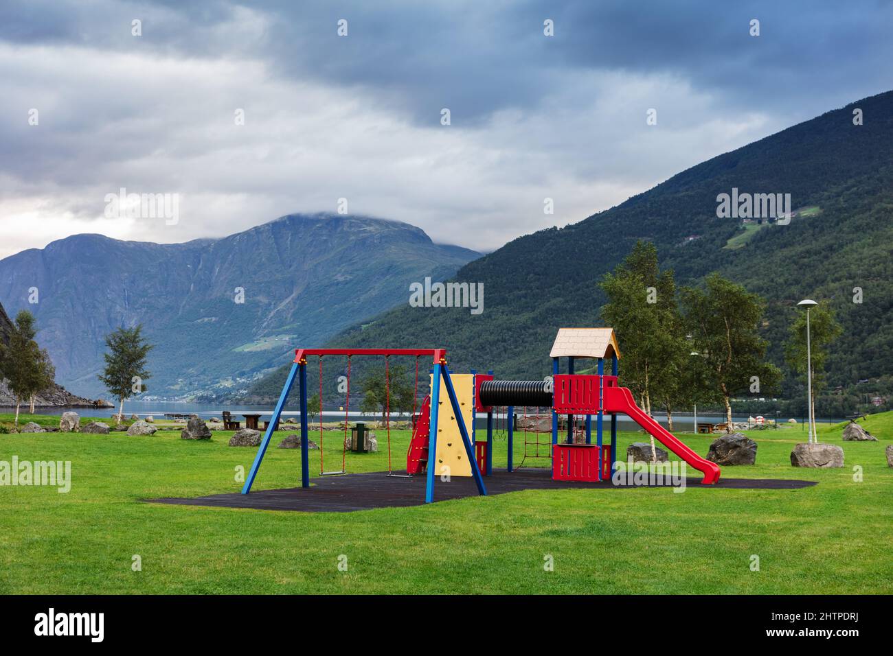Spielplatz im Park am Ufer des Fjords, Norwegen Stockfoto