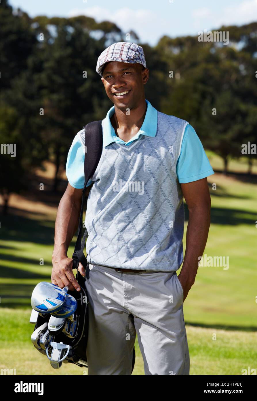 Bereit für eine Runde. Aufnahme eines jungen Golfprofis, der für einen Tag auf dem Golfplatz bereit ist. Stockfoto