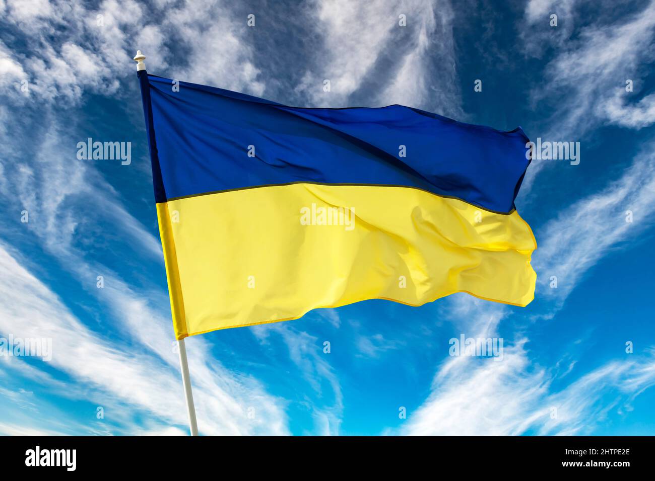 Ukrainische blaue und gelbe bicolor Nationalflagge auf blauem Himmel Hintergrund. Ukraine kämpft für Freiheit Konzept Stockfoto