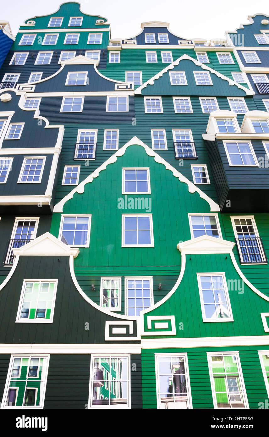 Traditionelle holländische Häuser übereinander gestapelt in Zaandam, Niederlande Stockfoto