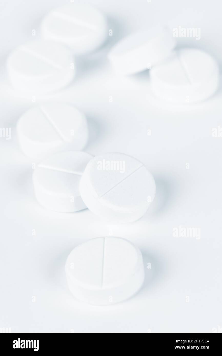 Gruppe von Pillen auf weißem Hintergrund Stockfoto